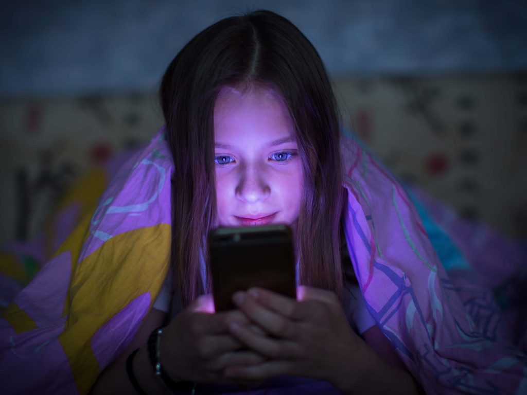 myopiachat - teen screen stare